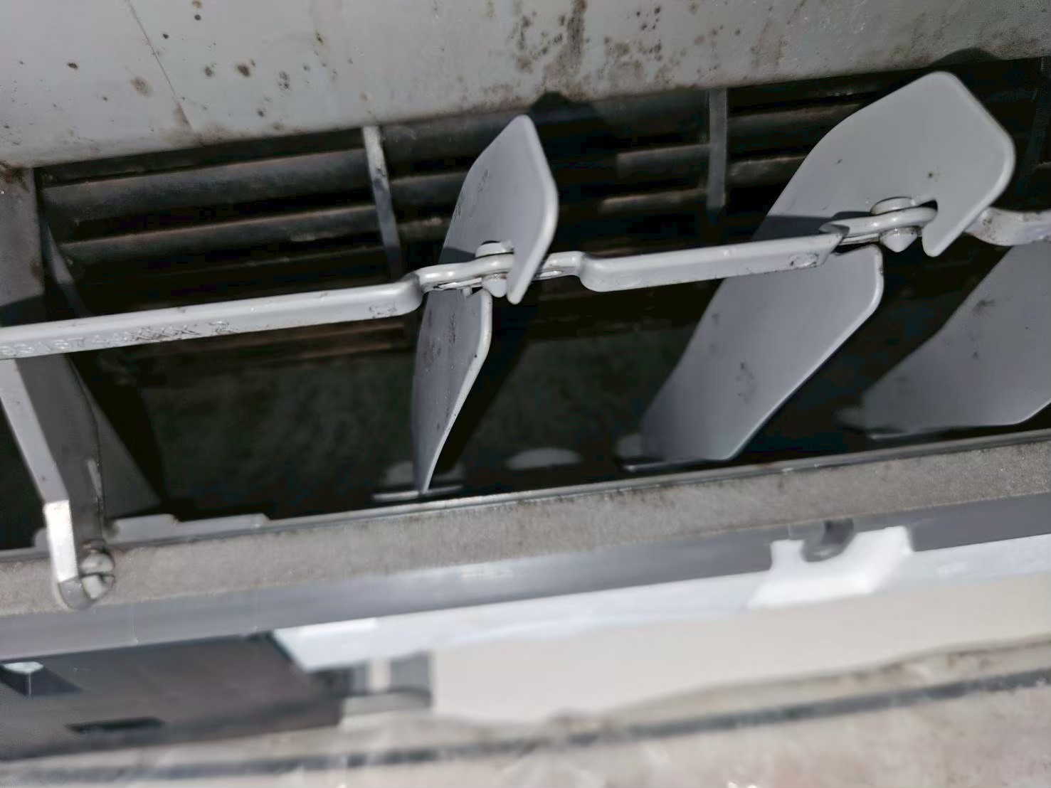 施工前：ルーバー・ドレンパンの黒カビ（別事例）