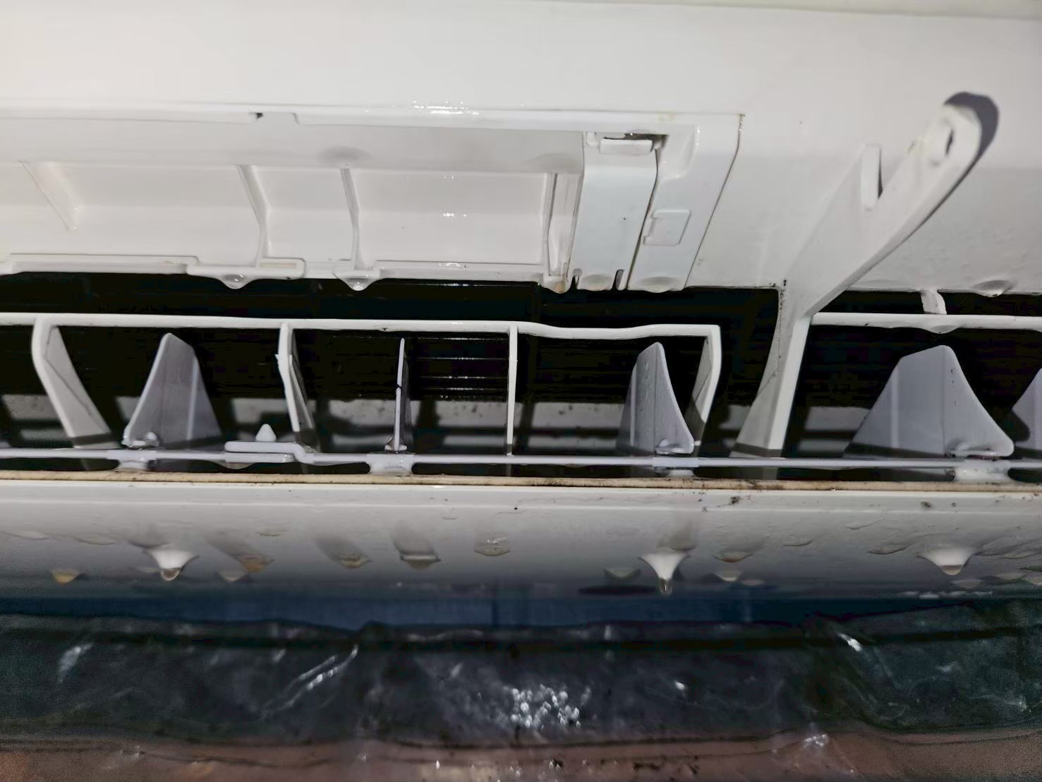 施工中：ルーバー・ドレンパンの洗浄