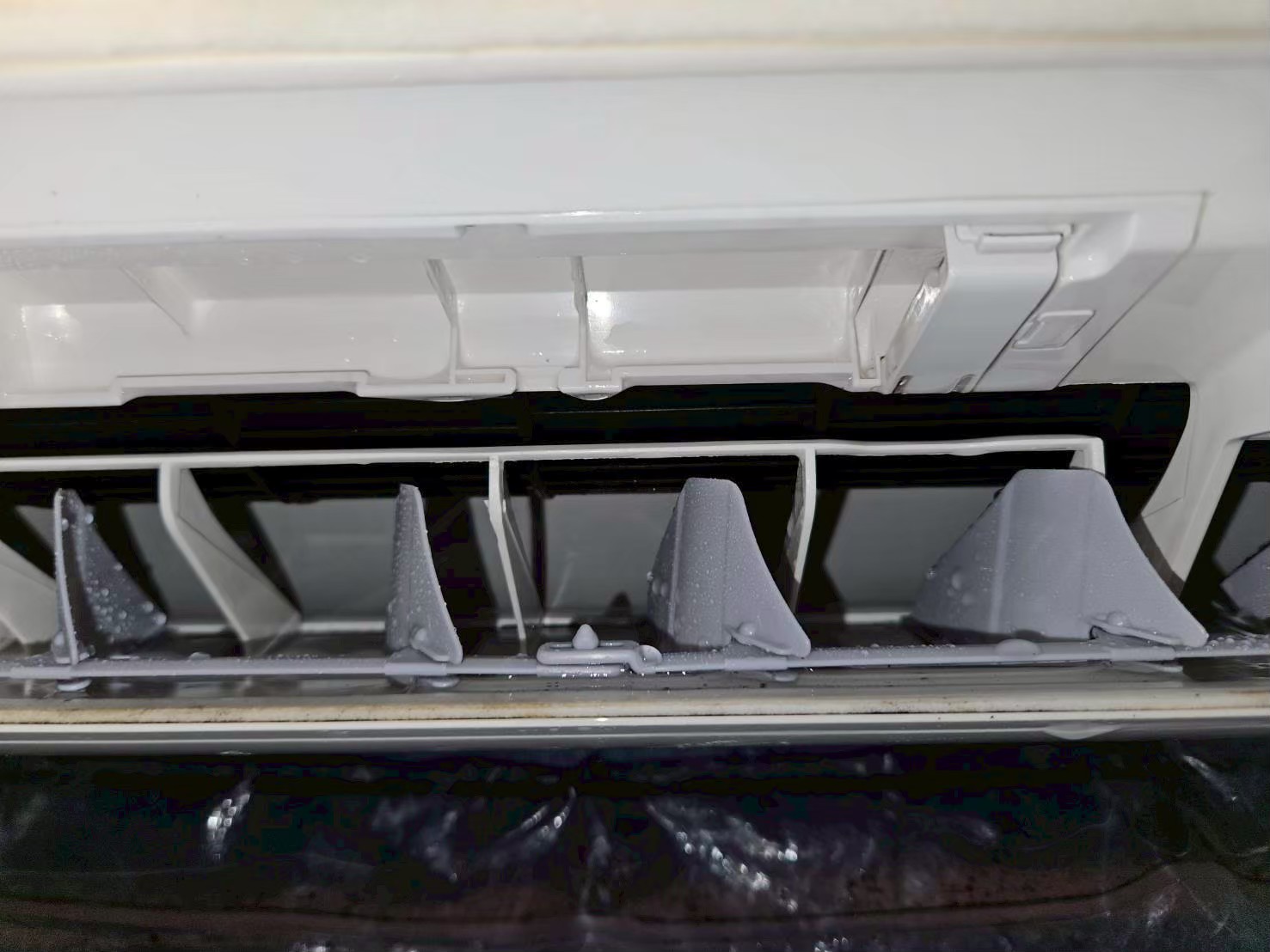 施工中：高圧洗浄で内部の汚れを除去